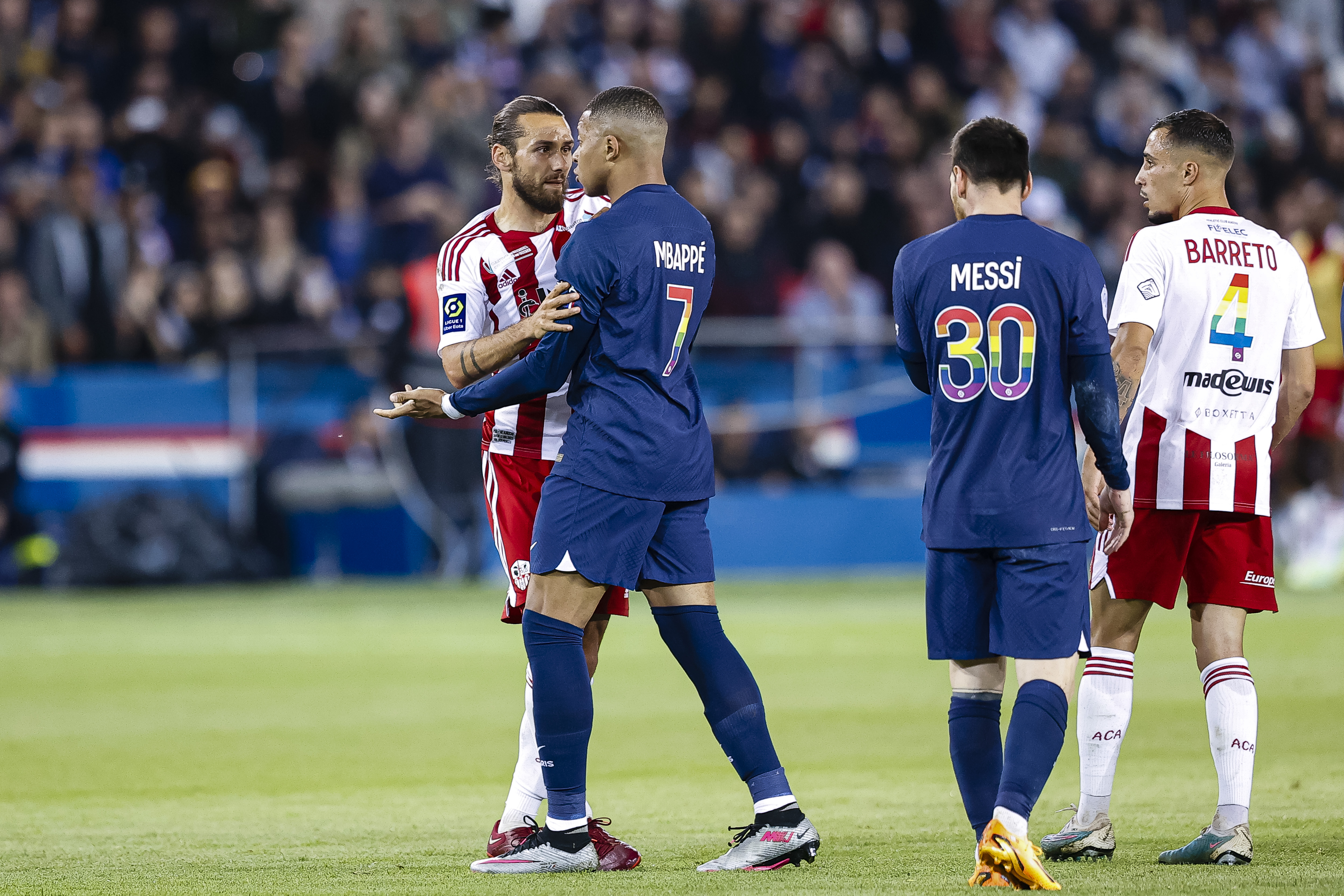 姆巴佩在RNG比赛中势不可挡，惊险取胜引发热议！