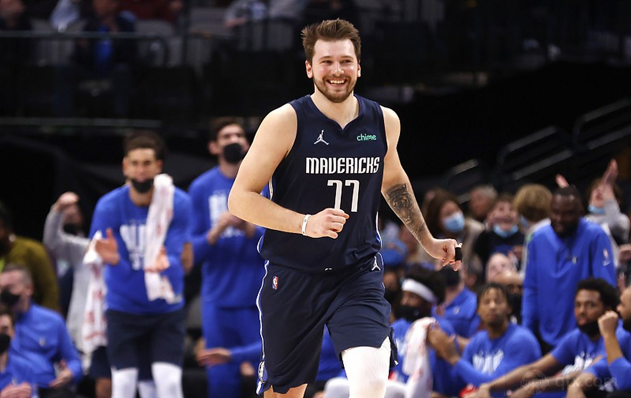 东契奇迎来七赛季高光表现，老鹰球迷沸腾！